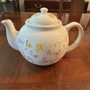 Hallmark Marjolein Bastin Wildflowers and Butterflies 4 cup Porcelain Teapot